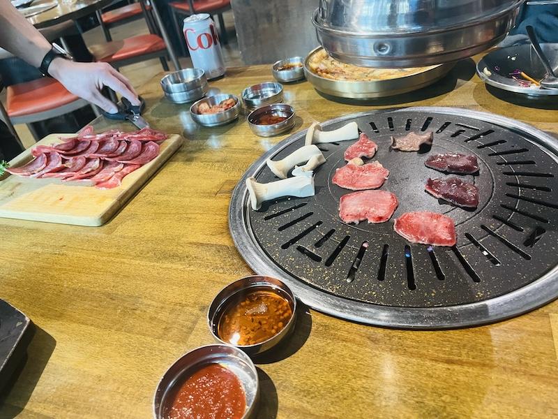 sizzle_韓国風焼肉_arizona_焼いているところ