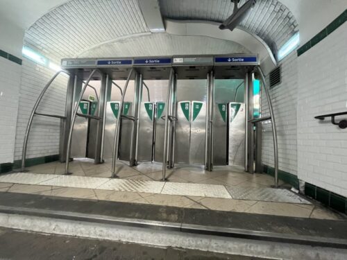 パリ_フランス旅行_メトロ_地下鉄_駅_乗り方