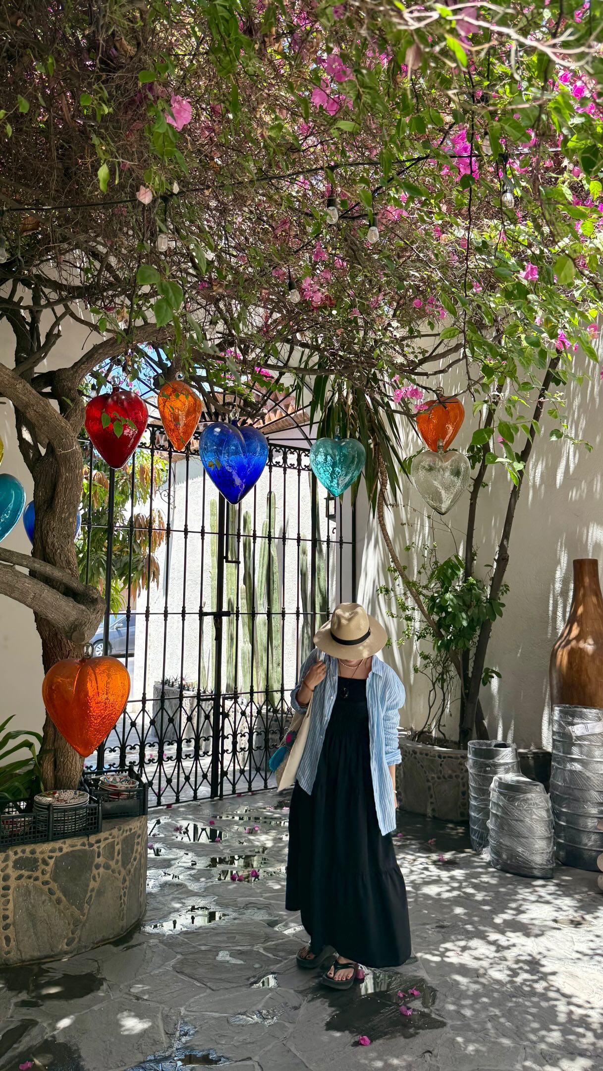 La Coyota🇲🇽🧡💙❤️🌞♡*.

メキシコのハンドメイド雑貨を集めたブティック
La Coyota @Cabo San Lucas
とにかく広くいのですが、空間ごとすべてがかわいいお店。

メキシコではハートモチーフを多く見かけましたが、
「愛」「情熱」「家族愛」「人とのつながり」や、
「心の悩みを取り除く 」という意味もあるそうです。
ステキ
お守り代わりとして持っておくと心強そう。

私もハートのタッセルチャームを買って帰りました。
でも、まだまだ欲しいものがいっぱい。。。
ハート雑貨を集めにまた行きたい。
超クールなラタンバッグも買っちゃいました。

☀︎

Memo✍️
・ホテルHyatt Ziva Los Cabosからウーバーで30分ほど
・エアビ宿もある
・街中では値札ない、カード使用不可というお土産屋さんもありましたが、
　ここは値札あり、カード使用可能です。（ただし、ディスカウント不可）

*************
🐺La coyote
体験談はブログに書きました。
 プロフィールのリンクからご覧いただけます🌿
@aquasochikochi

☀︎

#メキシコ旅行 #cabosanlucasmexico 
#旅好き #旅の記録 #かわいいものが好き