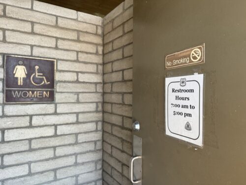 トイレ_アリゾナ_サビノキャニオン_観光_ツーソン_トレイル_散歩_自然_sabino_サボテン