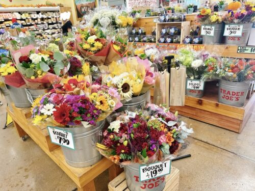 トレジョ_購入品_アメリカ生活_traderjoes_お土産_駐在_スーパー_お花_花束