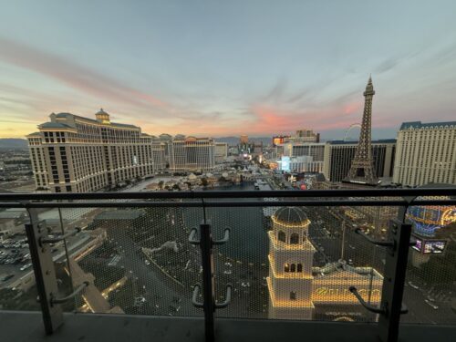 ラスベガス_ホテル_コスモポリタン_景色_部屋_宿泊_バルコニー_夜景_夕暮れ