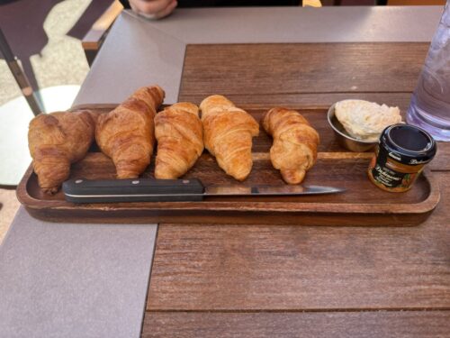 セドナ_オーククリーク_レストラン_ブランチ_ご飯_クロワッサン_焼きたて_sedona_おすすめ