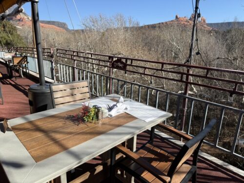 セドナ_オーククリーク_レストラン_ブランチ_ご飯_モーニング_ディナー_sedona_テラス_レッドロック