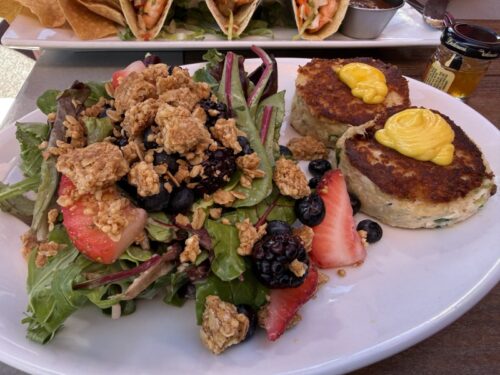 セドナ_オーククリーク_レストラン_ブランチ_ご飯_モーニング_ディナー_sedona_テラス_レッドロック_クラブケーキ