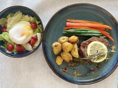 アメリカ_伝統料理_家庭_ステーキ_オーブン_トレジョ_付け合わせ_ジェノベーゼソース_盛り付け_献立