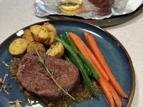 アメリカ_伝統料理_家庭_ステーキ_オーブン_トレジョ_付け合わせ_ジェノベーゼソース_盛り付け