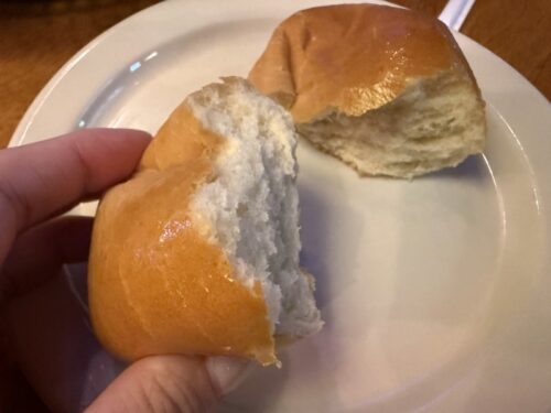 texas_road_house_アメリカ旅行_ ご飯_アリゾナ_ステーキ_テキサスロードハウス_レポ_メニュー_ロールパン