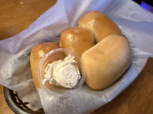 texas_road_house_アメリカ旅行_ ご飯_アリゾナ_ステーキ_テキサスロードハウス_レポ_メニュー_ロールパン